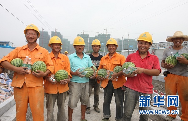 《新華網(wǎng)》： 中鐵上海局丁家莊保障房項(xiàng)目為員工送清涼