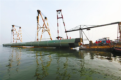 《工人日報(bào)》：徐州駱馬湖水源地第三標(biāo)段施工現(xiàn)場，中鐵上海局市政公司員工冒著酷暑